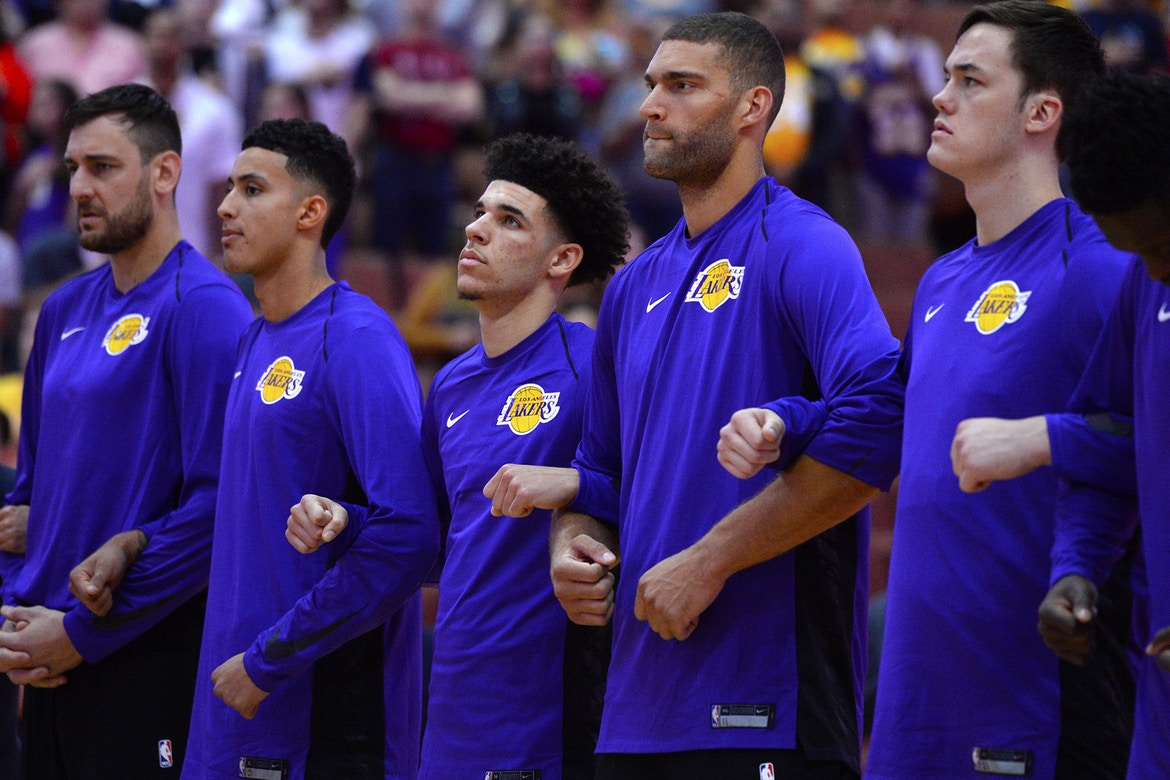 http___hypebeast.com_image_2017_10_los-angeles-lakers-will-lock-arms-during-national-anthem-01