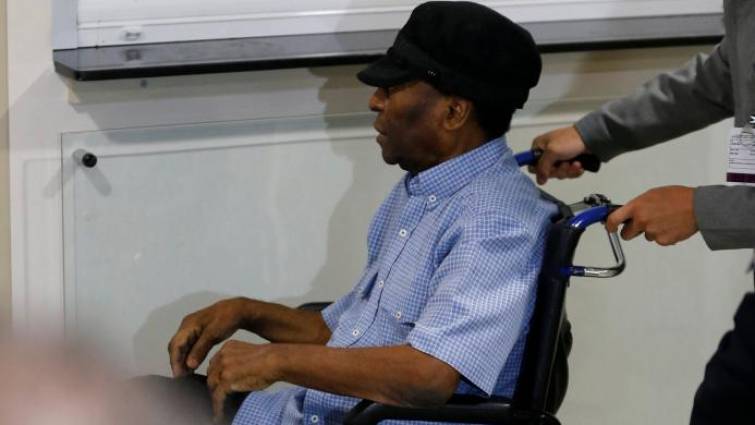 Pele hospitalizado